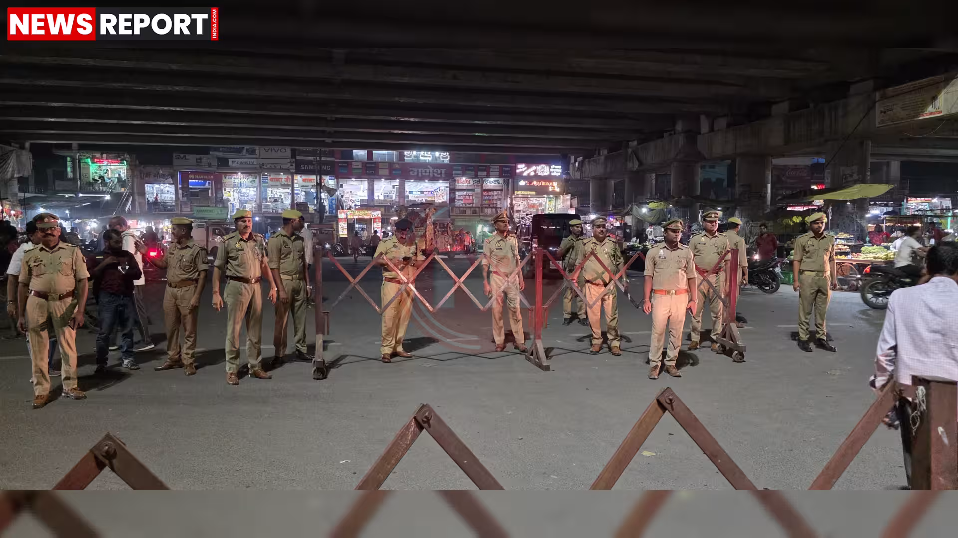 वाराणसी में राजातालाब चौराहे पर 'ऑपरेशन चक्रव्यूह' के तहत चेकिंग करते एसीपी अजय श्रीवास्तव और पुलिस बल