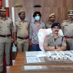रामनगर पुलिस अवैध पिस्टल और कारतूस के साथ गिरफ्तार युवक को दिखाती हुई।