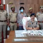 रामनगर पुलिस अवैध पिस्टल और कारतूस के साथ गिरफ्तार युवक को दिखाती हुई।