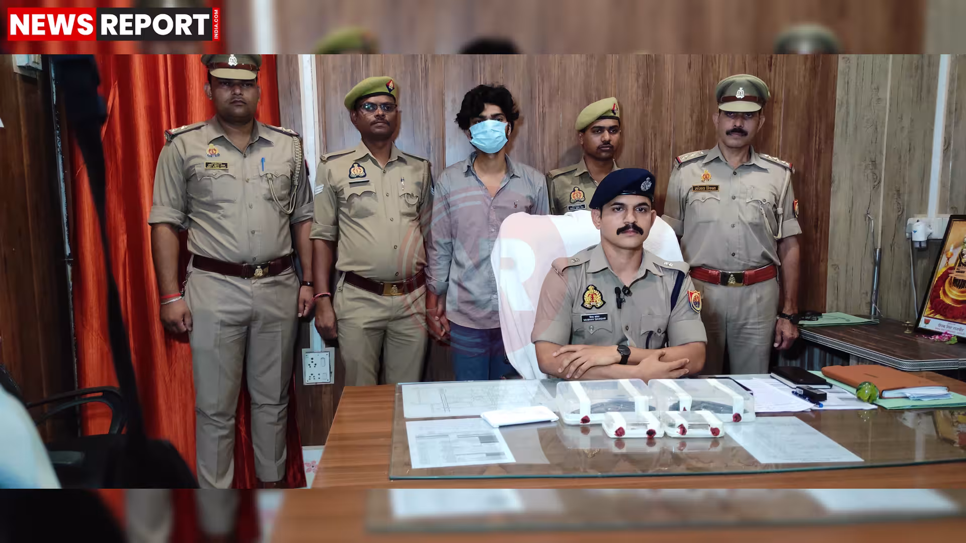 रामनगर पुलिस अवैध पिस्टल और कारतूस के साथ गिरफ्तार युवक को दिखाती हुई।