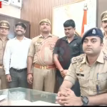 वाराणसी में OLX पर ठगी करने वाले साइबर अपराधी की गिरफ्तारी, पुलिस अधिकारी और सबूत