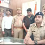 वाराणसी में OLX पर ठगी करने वाले साइबर अपराधी की गिरफ्तारी, पुलिस अधिकारी और सबूत