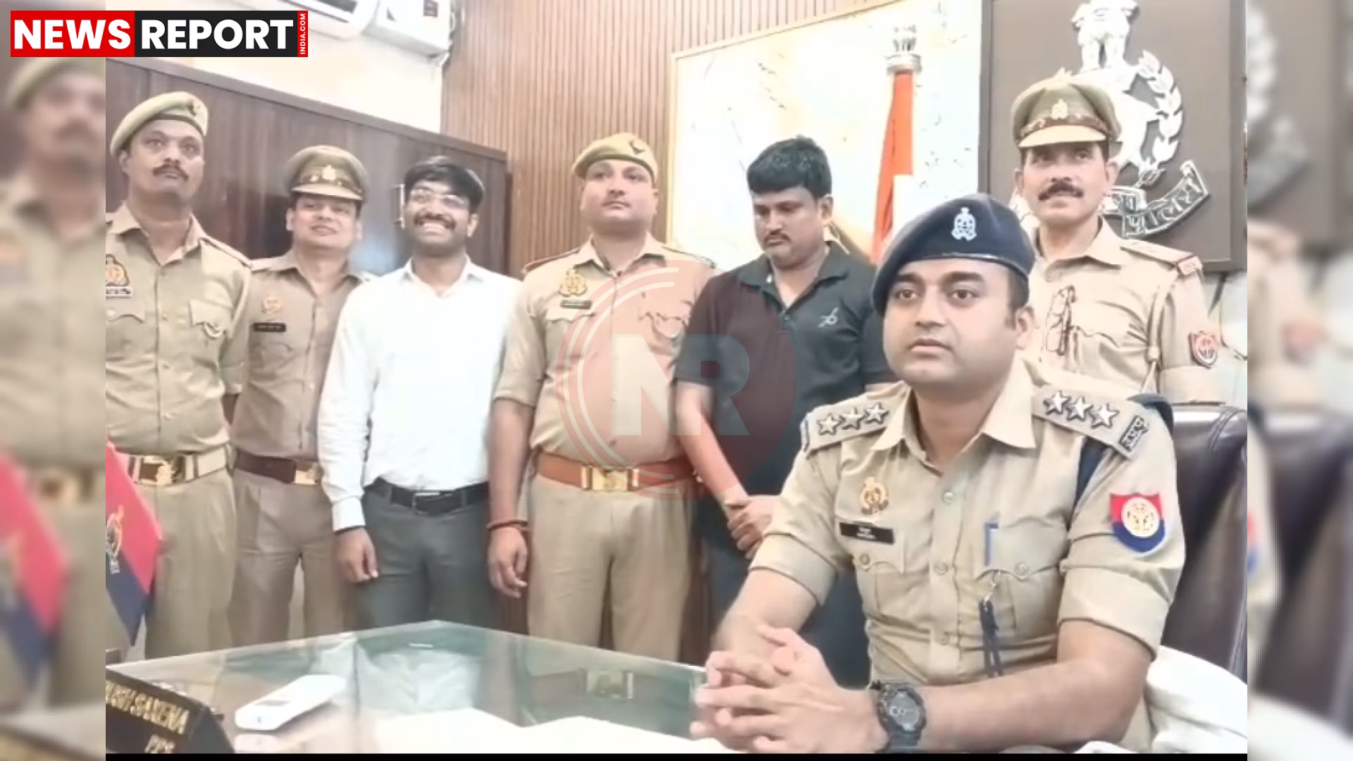 वाराणसी में OLX पर ठगी करने वाले साइबर अपराधी की गिरफ्तारी, पुलिस अधिकारी और सबूत