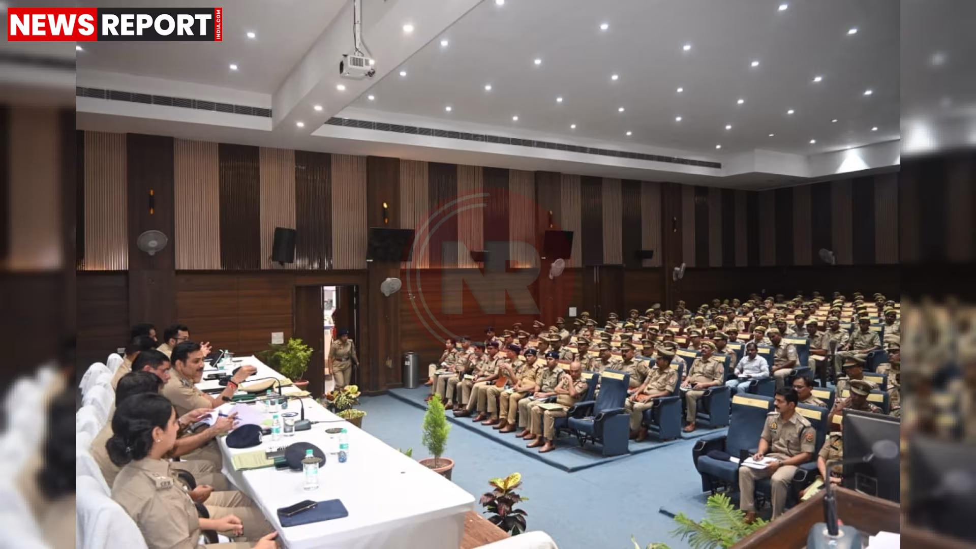 वाराणसी पुलिस कमिश्नर मोहित अग्रवाल प्रशासनिक बैठक में पुलिस अधिकारियों के साथ