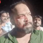वाराणसी में हिंदू युवा वाहिनी नेता राजकुमार उपाध्याय की पथराव से क्षतिग्रस्त फॉर्च्यूनर कार और मौके पर पुलिस व भीड़।