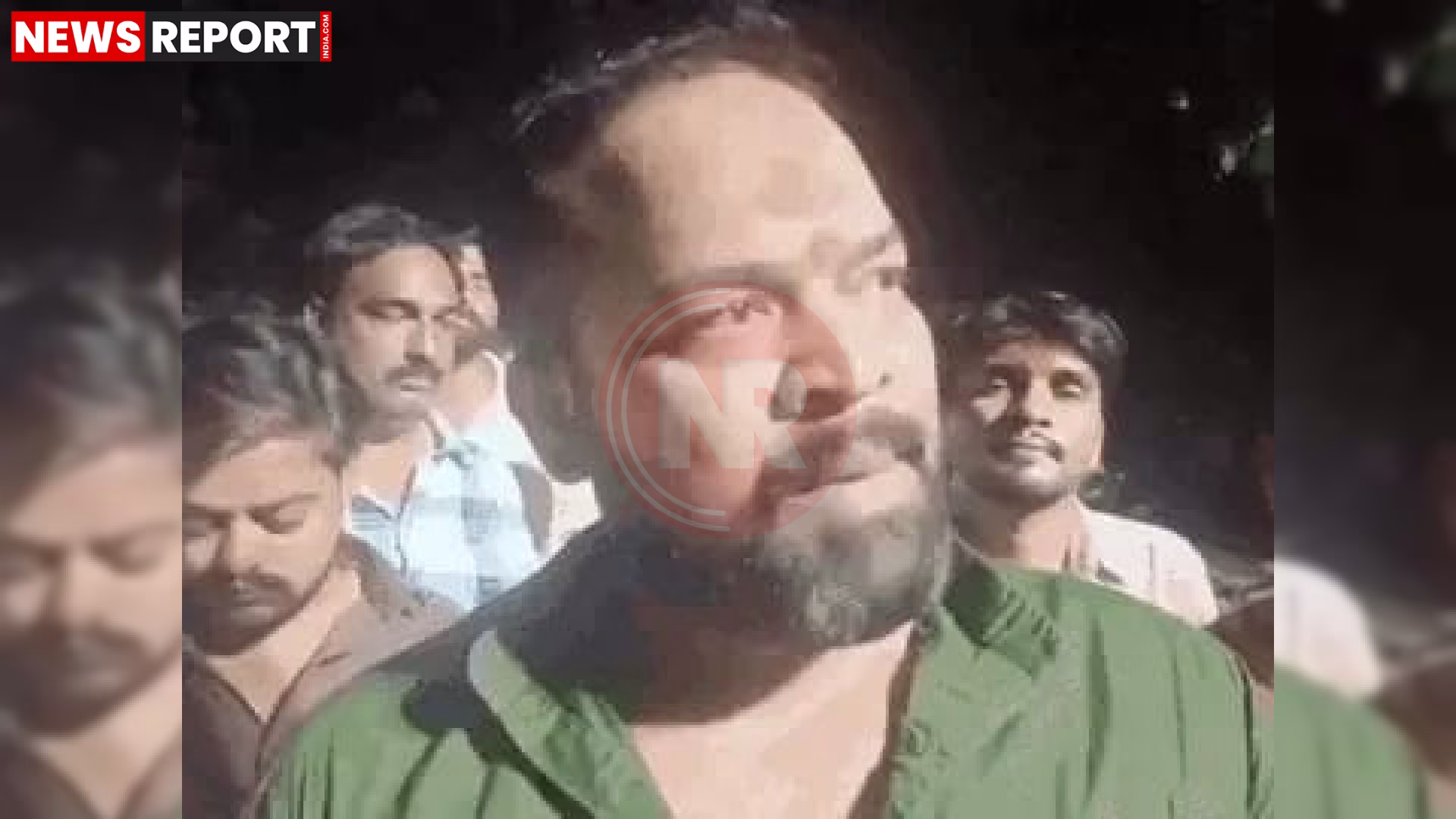 वाराणसी में हिंदू युवा वाहिनी नेता राजकुमार उपाध्याय की पथराव से क्षतिग्रस्त फॉर्च्यूनर कार और मौके पर पुलिस व भीड़।