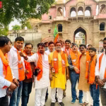 वाराणसी के रामनगर में भाजपा कार्यकर्ताओं का विजय जुलूस, लोग झंडे लहराते हुए