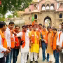 वाराणसी के रामनगर में भाजपा कार्यकर्ताओं का विजय जुलूस, लोग झंडे लहराते हुए