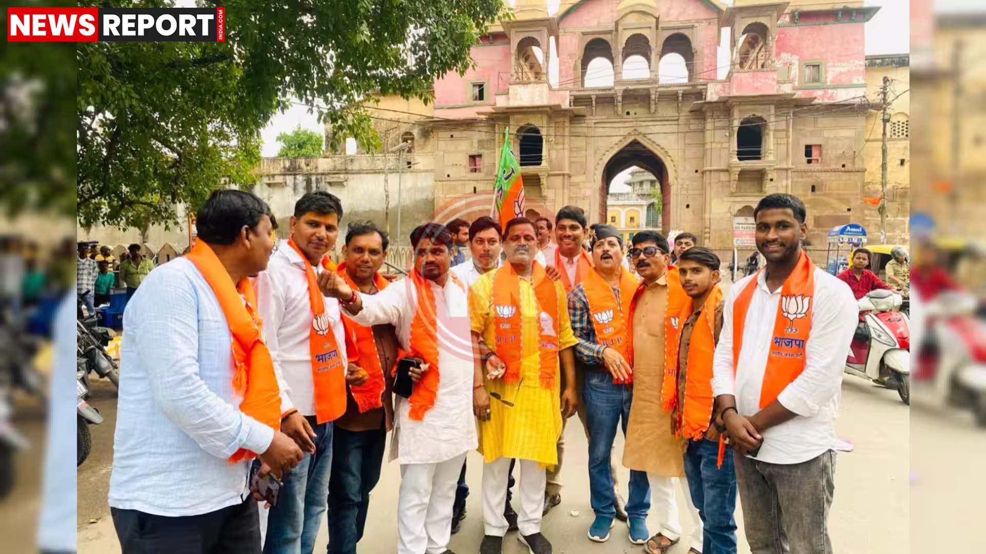 वाराणसी के रामनगर में भाजपा कार्यकर्ताओं का विजय जुलूस, लोग झंडे लहराते हुए