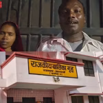 रोते-बिलखते माता-पिता अपने बेटे को राजकीय सम्प्रेक्षण गृह से छुड़ाने के लिए संघर्ष करते हुए।