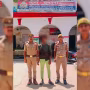 रामनगर पुलिस अधिकारी, एक अपराधी को हथकड़ी लगाए हुए, पीछे पुलिस स्टेशन का दृश्य