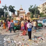 वाराणसी में बीएचयू चौराहे पर सड़क पर कूड़ा बिखेरकर प्रदर्शन करते सफाईकर्मी