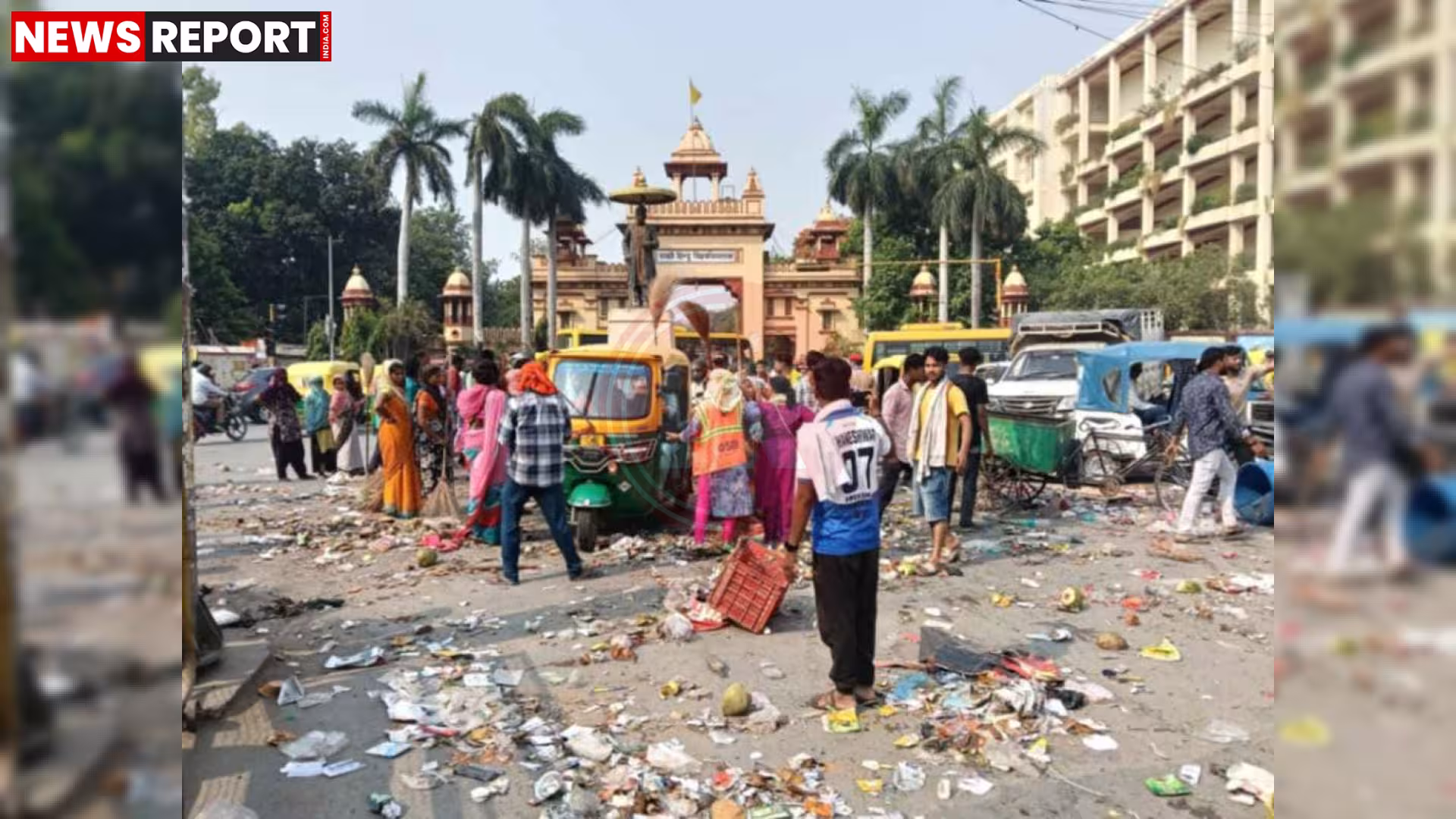 वाराणसी में बीएचयू चौराहे पर सड़क पर कूड़ा बिखेरकर प्रदर्शन करते सफाईकर्मी
