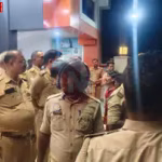 वाराणसी में थार जीप और बाइक की टक्कर के बाद क्षतिग्रस्त वाहन और पुलिस बल