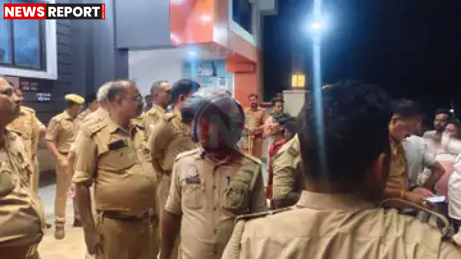 वाराणसी में थार जीप और बाइक की टक्कर के बाद क्षतिग्रस्त वाहन और पुलिस बल