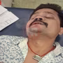अस्पताल में इलाज करा रहे घायल भाजपा नेता पम्मी गोस्वामी की प्रतीकात्मक तस्वीर