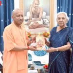 मुख्यमंत्री योगी आदित्यनाथ राजभवन में नए मंत्रियों को शपथ दिलाते हुए