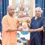 मुख्यमंत्री योगी आदित्यनाथ राजभवन में नए मंत्रियों को शपथ दिलाते हुए