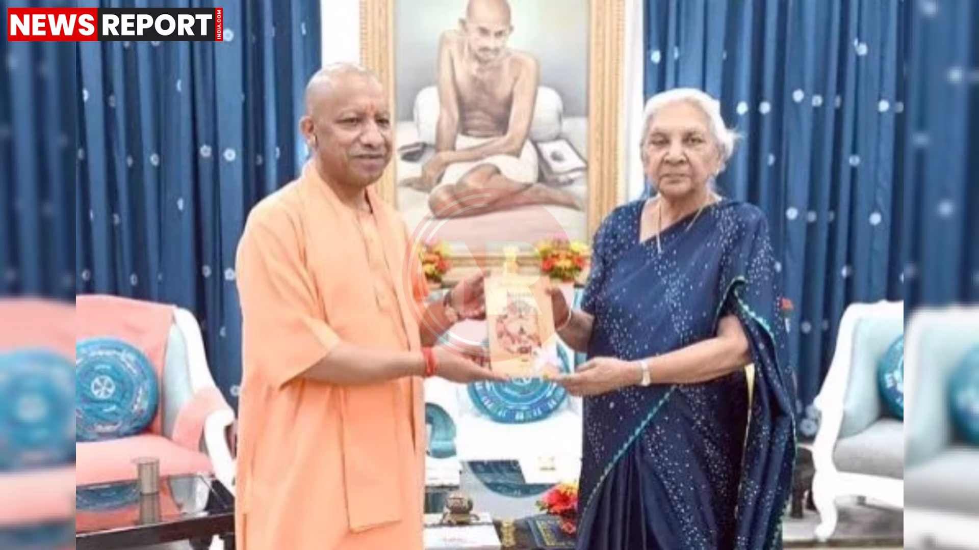 मुख्यमंत्री योगी आदित्यनाथ राजभवन में नए मंत्रियों को शपथ दिलाते हुए