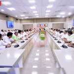 योगी आदित्यनाथ मंत्रियों को संबोधित करते हुए, मितव्ययिता और पर्यावरण संरक्षण पर जोर देते हुए।