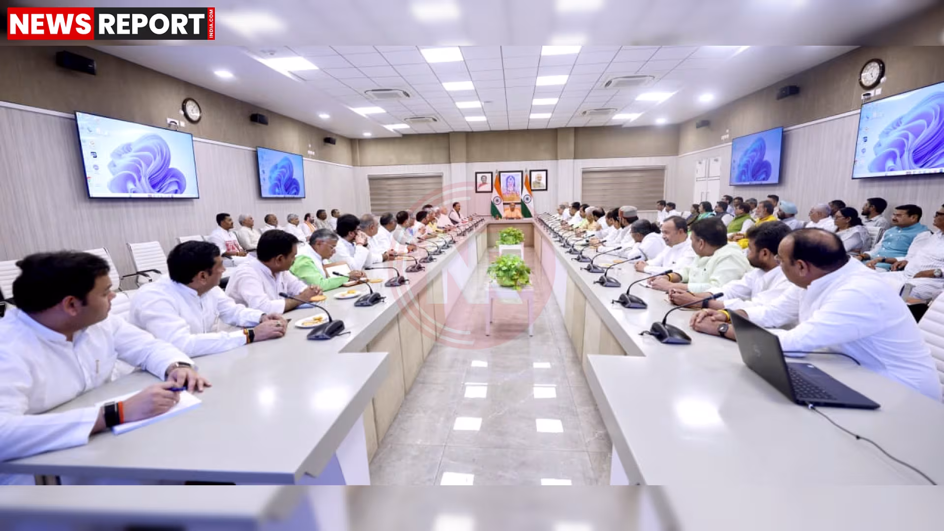योगी आदित्यनाथ मंत्रियों को संबोधित करते हुए, मितव्ययिता और पर्यावरण संरक्षण पर जोर देते हुए।