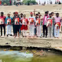 वाराणसी में मां गंगा का दूध से अभिषेक करते समाजवादी कार्यकर्ता और दूध वितरण
