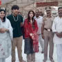 वाराणसी के काशी विश्वनाथ मंदिर में दर्शन करते अखिलेश यादव के बेटे अर्जुन और बेटी टीना यादव।