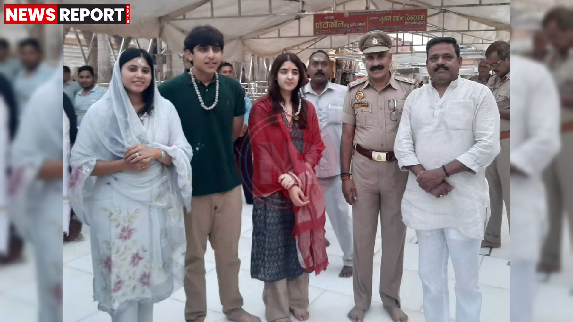 वाराणसी के काशी विश्वनाथ मंदिर में दर्शन करते अखिलेश यादव के बेटे अर्जुन और बेटी टीना यादव।