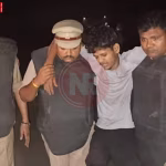 आजमगढ़ में पुलिस मुठभेड़ के बाद घायल अपराधी अभय चौहान को अस्पताल ले जाते पुलिसकर्मी।