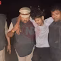 आजमगढ़ में पुलिस मुठभेड़ के बाद घायल अपराधी अभय चौहान को अस्पताल ले जाते पुलिसकर्मी।