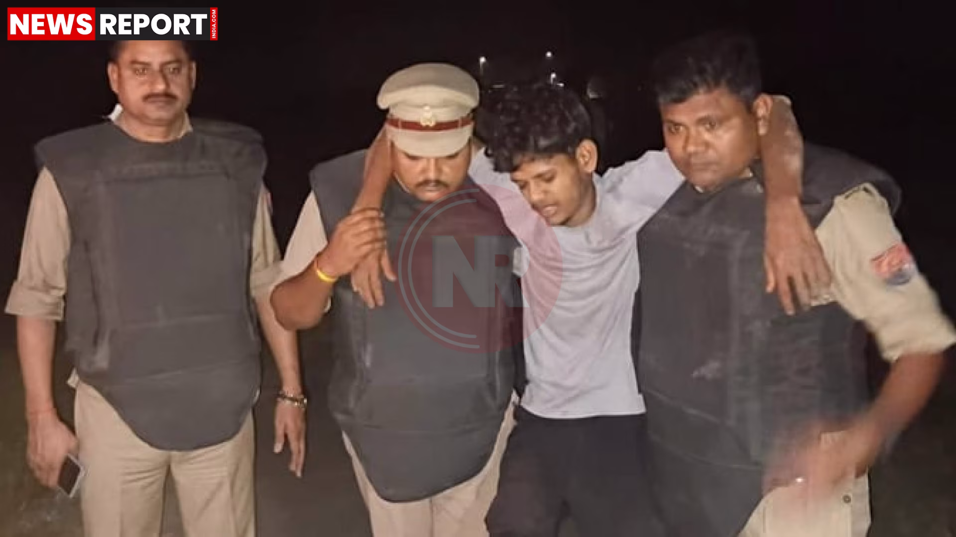 आजमगढ़ में पुलिस मुठभेड़ के बाद घायल अपराधी अभय चौहान को अस्पताल ले जाते पुलिसकर्मी।