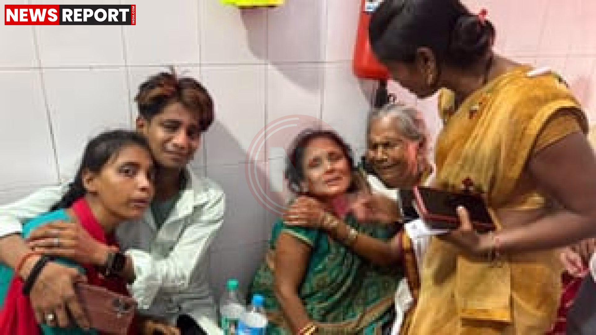 गंगा घाट पर बचाव अभियान या परिजनों का दुखद दृश्य