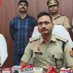 चंदौली में पुलिस द्वारा बरामद 501 किलो गांजे की बोरियां और गिरफ्तार तस्कर