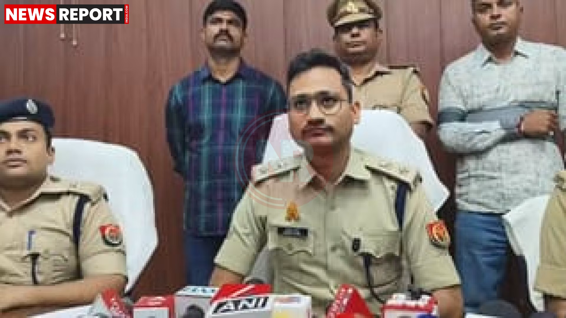 चंदौली में पुलिस द्वारा बरामद 501 किलो गांजे की बोरियां और गिरफ्तार तस्कर