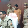 चंदौली पुलिस हत्याकांड के आरोपी को गिरफ्तार कर मीडिया के सामने पेश करते हुए।
