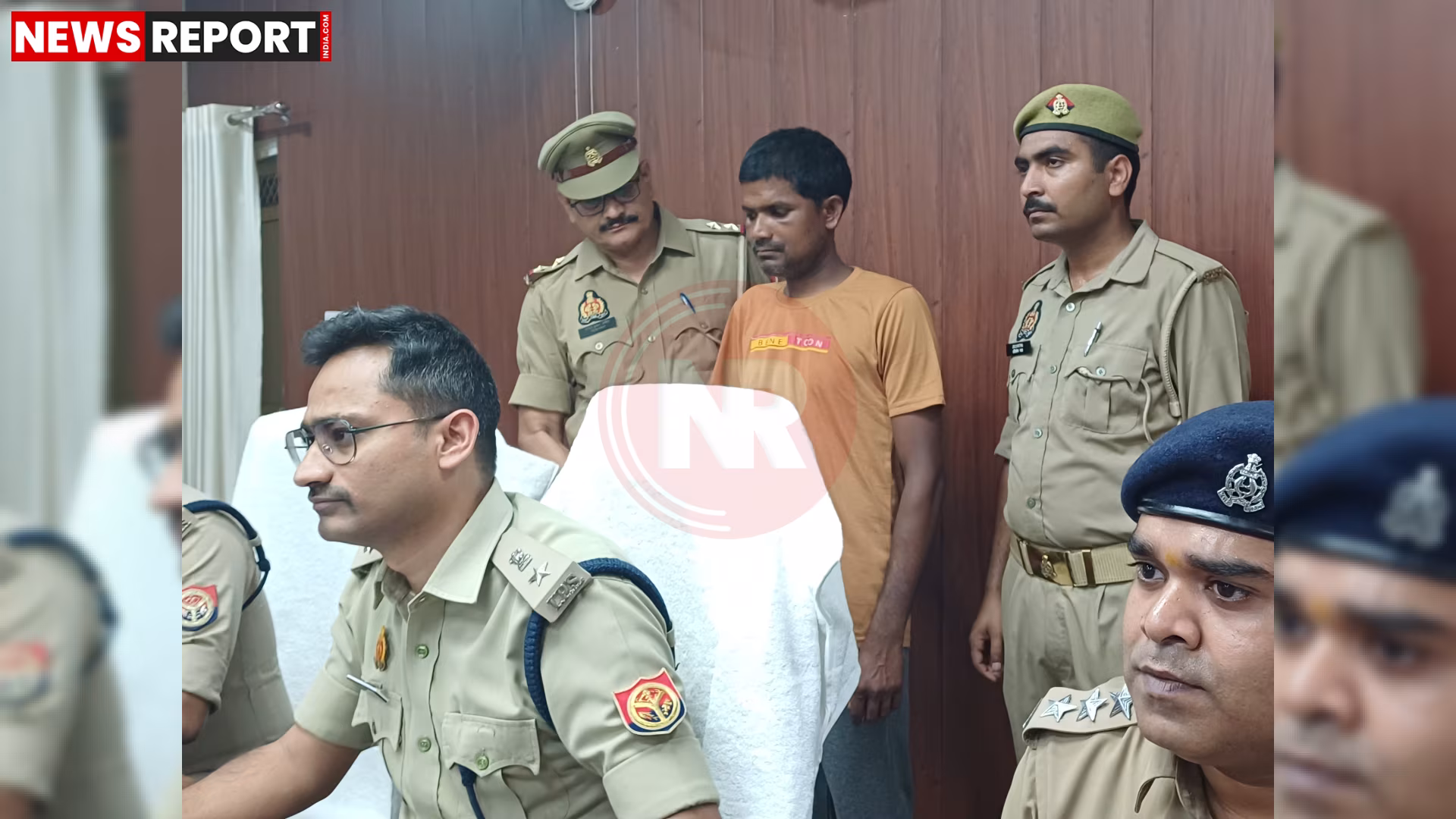 चंदौली पुलिस हत्याकांड के आरोपी को गिरफ्तार कर मीडिया के सामने पेश करते हुए।