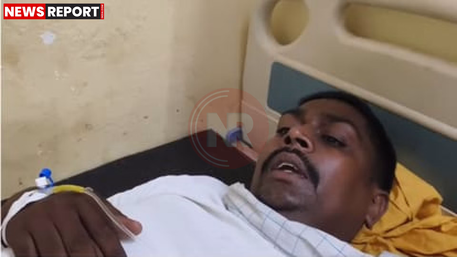चंदौली के नौगढ़ में दिनदहाड़े लूट के शिकार घायल मुंशी प्रदीप यादव, उनके सिर पर पट्टी बंधी है और वह अस्पताल में हैं।