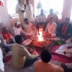 चंदौली के महर्षि वेदव्यास मंदिर में हवन करते विधायक रमेश जायसवाल और भाजपा कार्यकर्ता