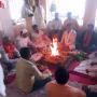 चंदौली के महर्षि वेदव्यास मंदिर में हवन करते विधायक रमेश जायसवाल और भाजपा कार्यकर्ता