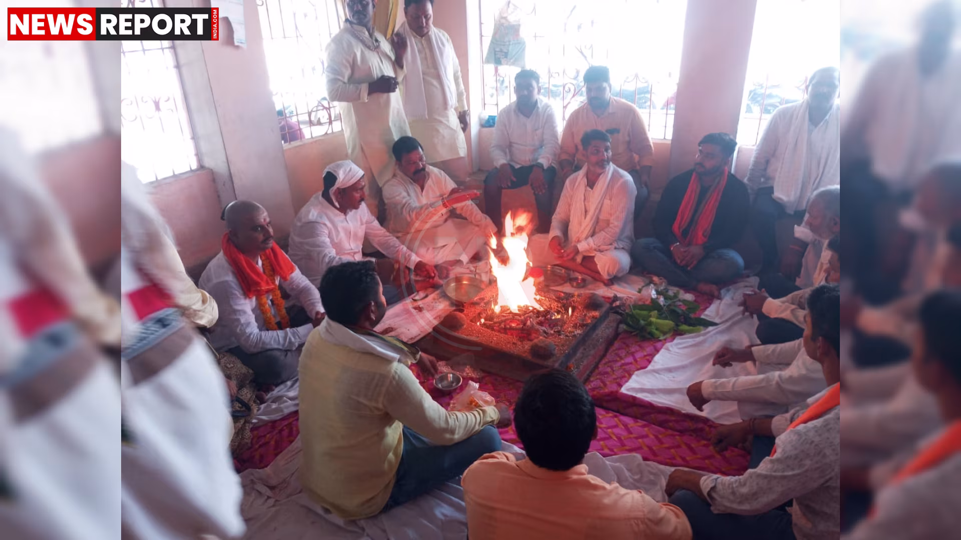 चंदौली के महर्षि वेदव्यास मंदिर में हवन करते विधायक रमेश जायसवाल और भाजपा कार्यकर्ता