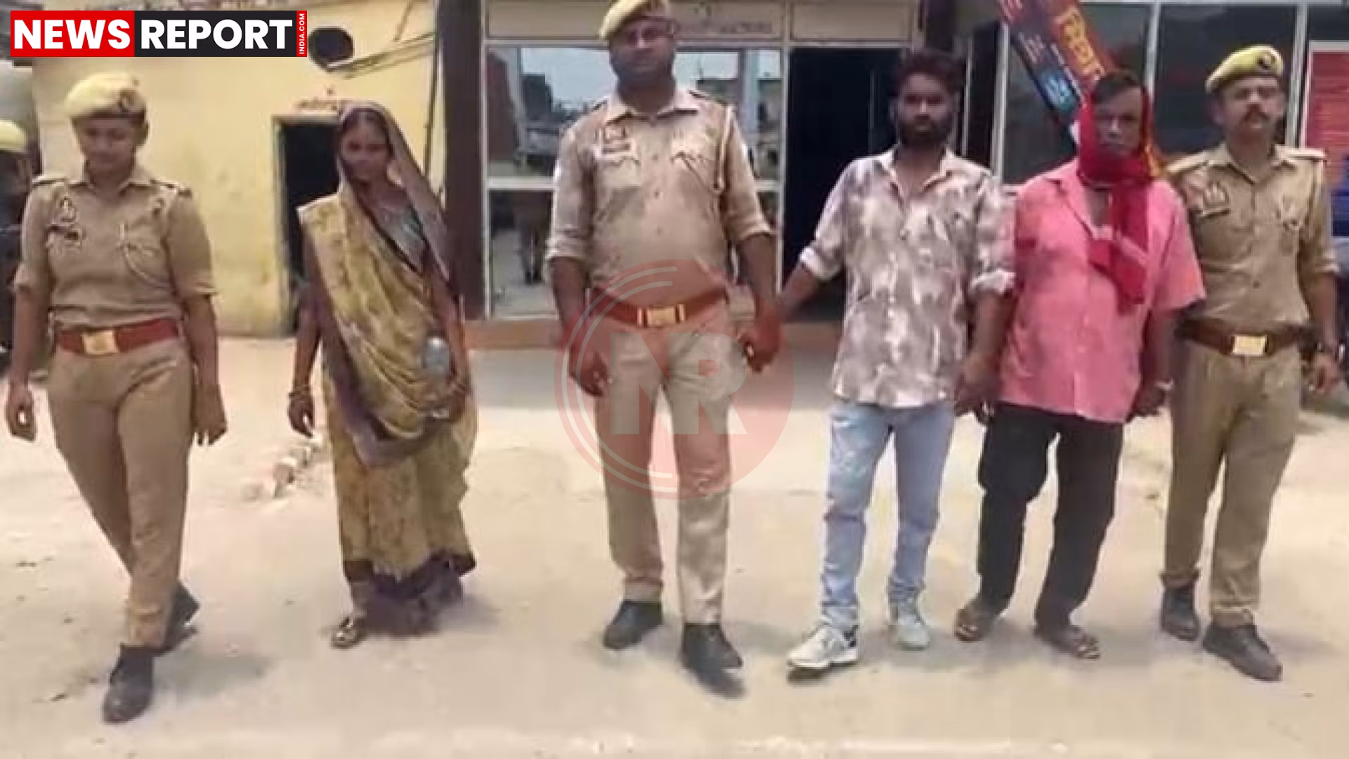 चंदौली पुलिस अधिकारी प्रेस कॉन्फ्रेंस में प्रेम प्रसंग में हुई हत्या का खुलासा करते हुए।
