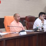 मुख्यमंत्री योगी आदित्यनाथ वाराणसी में अधिकारियों के साथ पीडब्ल्यूडी परियोजनाओं की समीक्षा बैठक करते हुए।
