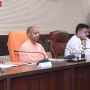 मुख्यमंत्री योगी आदित्यनाथ वाराणसी में अधिकारियों के साथ पीडब्ल्यूडी परियोजनाओं की समीक्षा बैठक करते हुए।