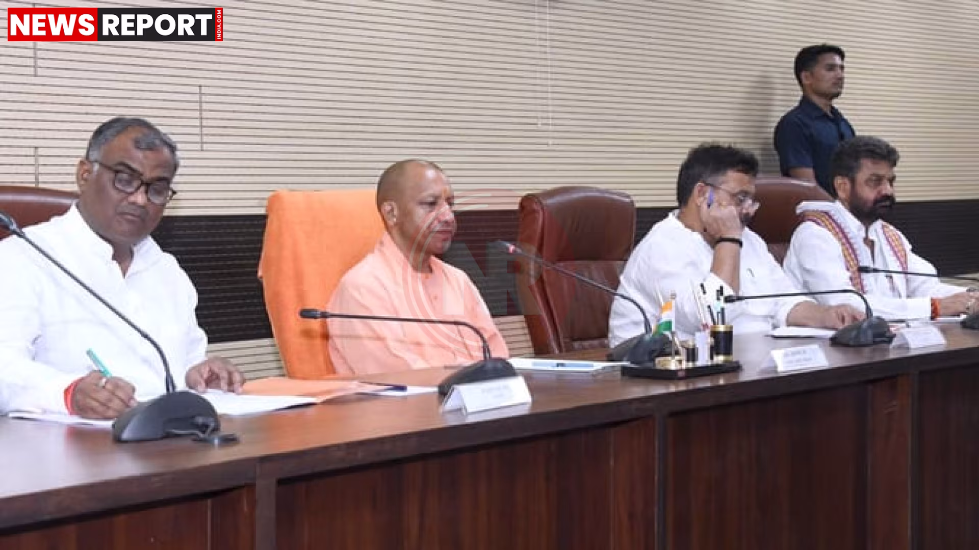 मुख्यमंत्री योगी आदित्यनाथ वाराणसी में अधिकारियों के साथ पीडब्ल्यूडी परियोजनाओं की समीक्षा बैठक करते हुए।