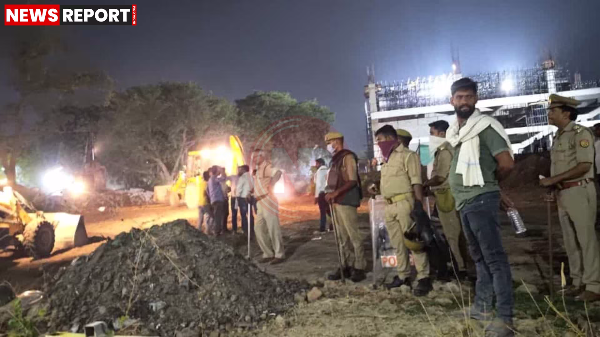 वाराणसी में अजगैब शहीद मस्जिद के ध्वस्तीकरण के बाद का मलबा और बुलडोजर