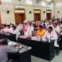 वाराणसी नगर निगम सदन की बैठक में महापौर और पार्षद चर्चा करते हुए
