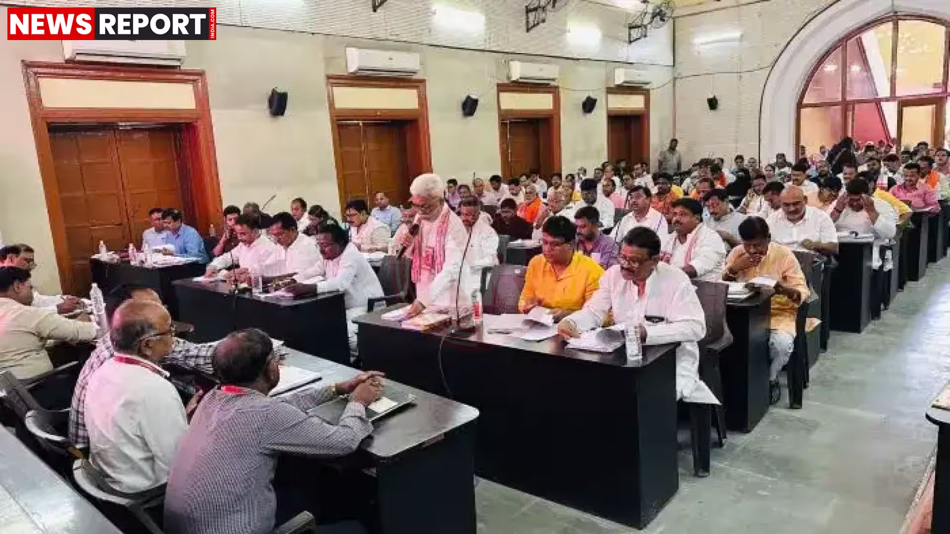 वाराणसी नगर निगम सदन की बैठक में महापौर और पार्षद चर्चा करते हुए