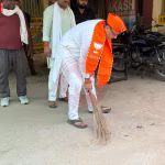 विधायक सौरभ श्रीवास्तव रामनगर पावर हाउस में झाड़ू लगाते हुए