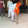 विधायक सौरभ श्रीवास्तव रामनगर पावर हाउस में झाड़ू लगाते हुए