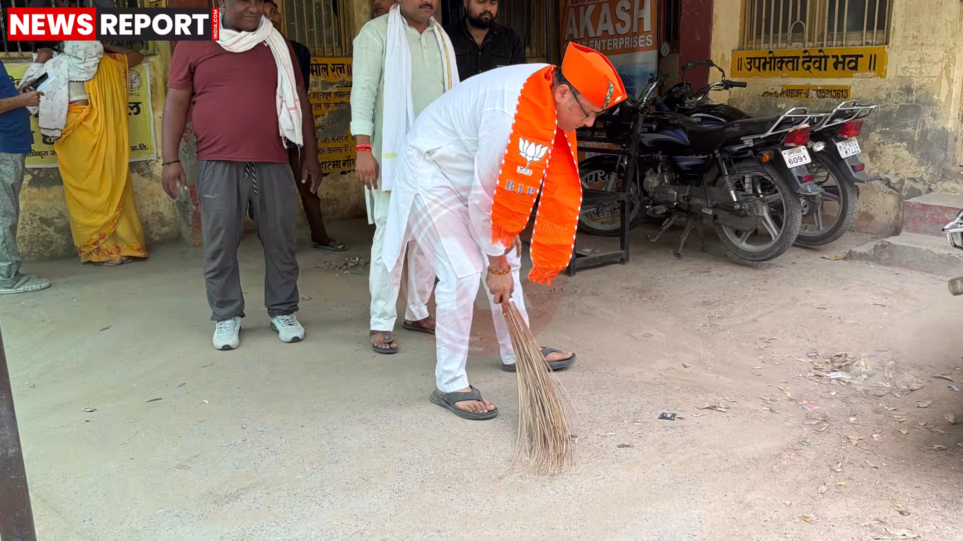 विधायक सौरभ श्रीवास्तव रामनगर पावर हाउस में झाड़ू लगाते हुए